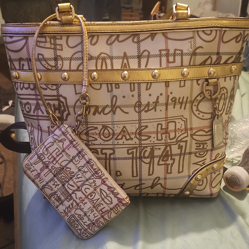 Coach Women's Gold and Cream Signature Tote Set